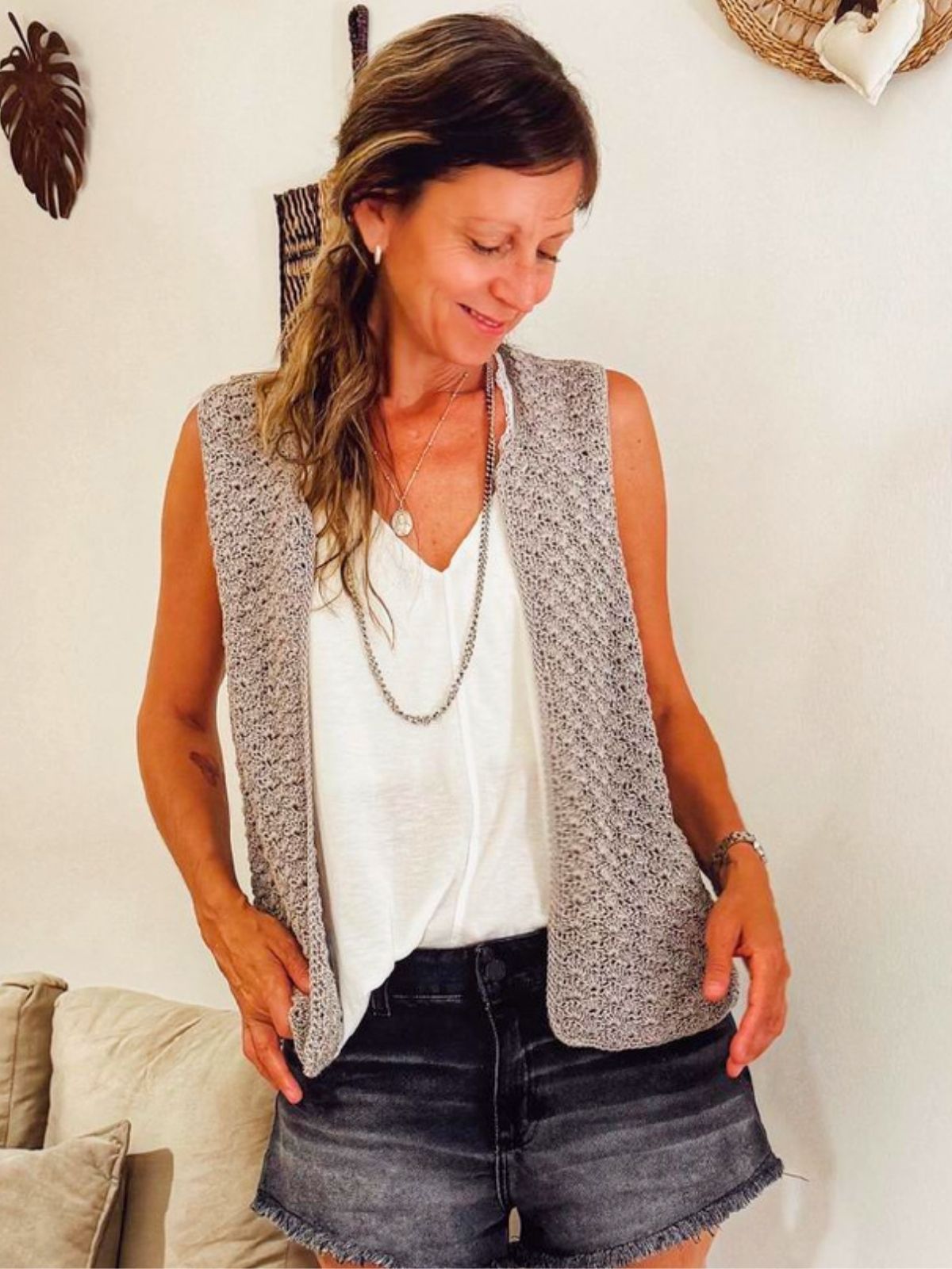 Mujer usando un chaleco de crochet tejido a mano — Santa Calma Studio